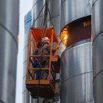 Die Installation der neun Stahldruckbehälter für die Wärmespeicheranlage der Stadtwerke Leipzig ist in vollem Gang.