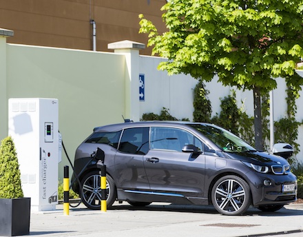 Fahrer eines BMW i3 können jetzt auch die Ladeinfrastruktur des Stadtwerke-Verbunds ladenetz.de nutzen.