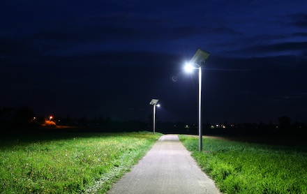 Zuverlässige Beleuchtung ohne Stromkabel: Solarleuchten bringen Licht ins Dunkel des Erbacher Stadtteils Dellmensingen.