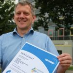 Uwe Kreitel vom Vertrieb der Stadtwerke Energie Jena-Pößneck freut sich über das TÜV-Zertifikat.