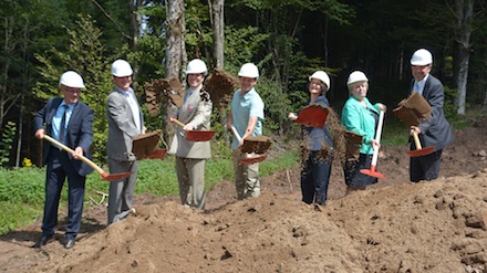 Spatenstich auf der Prechtaler Schanze: E-Werk Mittelbaden beginnt mit dem Bau von drei Windkraftanlagen.