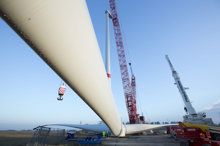 Rotorstern auf dem Weg zur Montage: Auf der Fläche des ehemaligen Tagebaus Garzweiler ist die erste Windkraftanlage fertiggestellt.