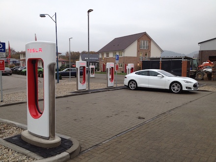 Supercharger in Hirschberg: Ökostrom von MVV Energie für Teslas Model S.