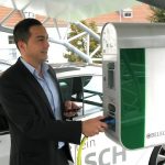 Yusuf Akdeniz demonstriert die Bedienung der Ladestationen von Belectric Drive.