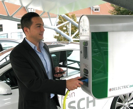 Yusuf Akdeniz demonstriert die Bedienung der Ladestationen von Belectric Drive.