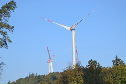 Die vier Windkraftanlagen auf dem Rödeser Berg sind errichtet.