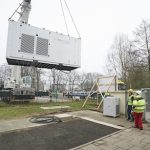 Per Tieflader wird ein Container mit dem Elektrolyseur in die Groner Allee in Ibbenbüren gefahren.