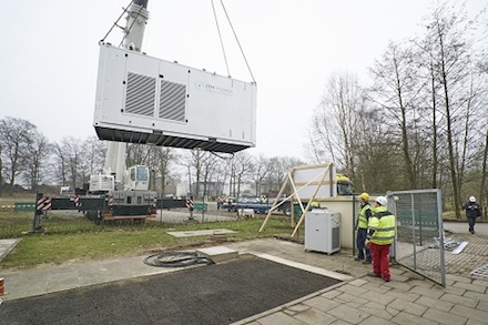 Per Tieflader wird ein Container mit dem Elektrolyseur in die Groner Allee in Ibbenbüren gefahren.