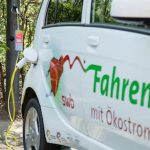 Der Energieversorger swb will Elektrofahrzeugen mithilfe eines intelligenten Ladekabels unter anderem das Aufladen an Straßenlaternen ermöglichen.