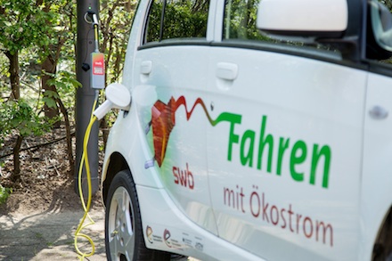 Der Energieversorger swb will Elektrofahrzeugen mithilfe eines intelligenten Ladekabels unter anderem das Aufladen an Straßenlaternen ermöglichen.