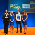 Dem Unternehmen solarnova wird der Intersolar Award 2015 in der Kategorie Projekte überreicht.