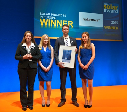 Dem Unternehmen solarnova wird der Intersolar Award 2015 in der Kategorie Projekte überreicht.