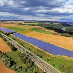 Eine der nun fertiggestellten Solarparks verläuft entlang der Autobahn A3.