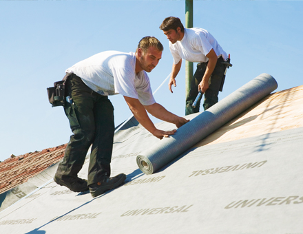 Die KfW stellt Fördermittel für energetische Sanierungen und den Neubau energieeffizienter Gebäude bereit.