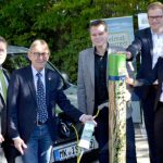 Der erste von insgesamt 17 Ladepunkten für E-Autos in Iserlohn wird gefeiert.