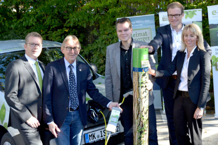 Der erste von insgesamt 17 Ladepunkten für E-Autos in Iserlohn wird gefeiert.