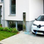 Über eine Schnellladestation wird das Elektroauto mit Sonnenstrom vom Dach betankt.