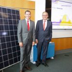 Vertreter des Energieunternehmens ESWE präsentieren das neue Paket „daheim SOLAR“.