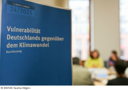 Während einer Pressekonferenz zur Klimaanpassung in Berlin präsentierten Vertreter von BMUB