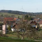 Am Horizont reihen sich alle Windräder des Windparks Kohlenstraße auf.