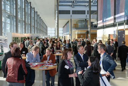 Die Fachmesse new mobility stellt die künftige Mobilität in vernetzten Infrastrukturen zur Diskussion.