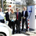 Münchens erste Schnellladesäule für Elektrofahrzeuge wird in Betrieb genommen.