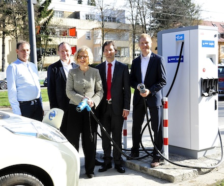 Münchens erste Schnellladesäule für Elektrofahrzeuge wird in Betrieb genommen.