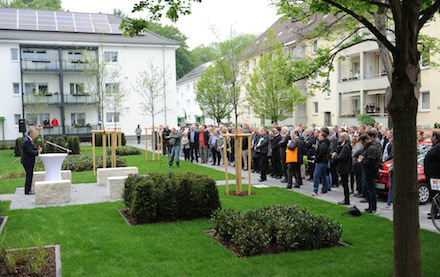 NRW-Umwelt- und Klimaschutzminister Johannes Remmel weiht Klimaschutzsiedlung in Siegen ein.