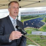 NRW-Klimaschutzminister Johannes Remmel (Bündnis 90/Die Grünen) sieht in dem Solarpark Dortmund-Grevel einen Beleg für die Wirtschaftlichkeit der Sonnenkraft.