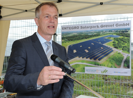 NRW-Klimaschutzminister Johannes Remmel (Bündnis 90/Die Grünen) sieht in dem Solarpark Dortmund-Grevel einen Beleg für die Wirtschaftlichkeit der Sonnenkraft.