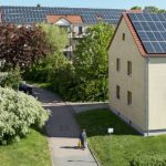 Photovoltaikanlagen auf Gebäuden der ehemaligen Bergarbeiterwohnsiedlung in Benndorf.