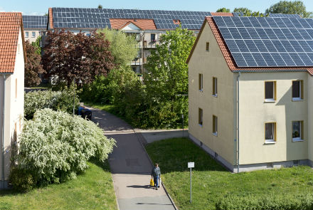 Photovoltaikanlagen auf Gebäuden der ehemaligen Bergarbeiterwohnsiedlung in Benndorf.