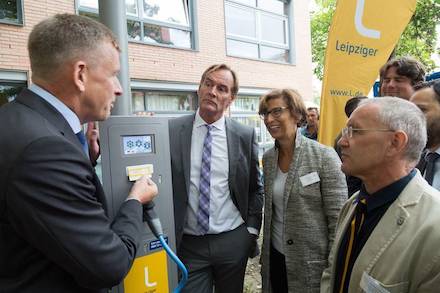 In Leipzig wurden die ersten vier LED-Straßenlaternen mit integrierter Ladefunktion für Elektroautos eingeweiht.