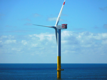 Im Offshore-Windpark Nordergründe wurde jetzt die erste Anlage installiert.