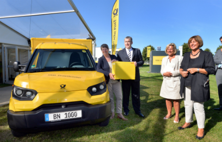 Bundesumweltministerin Barbara Hendricks und Deutsche Post-Konzernvorstand Jürgen Gerdes stellen in Aachen den 1.000sten Street-Scooter vor.