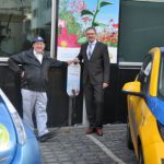 Stadtwerke-Geschäftsführer Dietmar Spohn (rechts) und der Bochumer Elektromobilist Peter Obermann nehmen die Typ 2-Ladesäule am Verwaltungsgebäude der Stadtwerke Bochum in Betrieb.