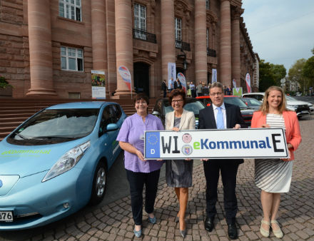 Fahrzeugübergabe: Der Kreis Limburg-Weilburg testet einen Nissan Leaf