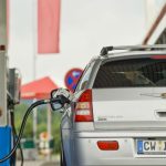 An Autobahnraststätten in Baden-Württemberg können Autofahrer bald Tanken und Laden.