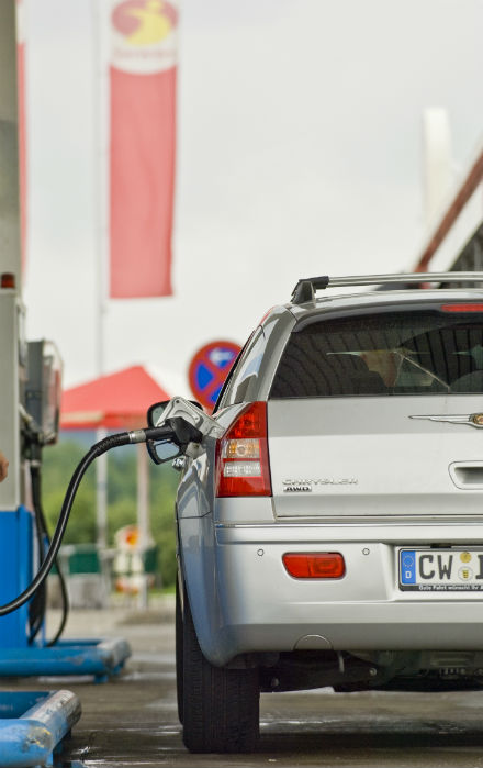 An Autobahnraststätten in Baden-Württemberg können Autofahrer bald Tanken und Laden.