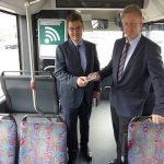 MIT.BUS-Geschäftsführer Mathias Carl (links) und IPmotion-Geschäftsführer Florian Kempf (rechts) stellen die neue Technik für das WLAN in Gießener Stadtbussen vor.