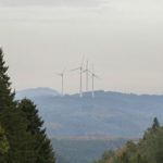 Auf dem Kambacher Eck im Schwarzwald erzeugen vier Windkraftanlagen rund 28 Millionen Kilowattstunden Strom im Jahr.