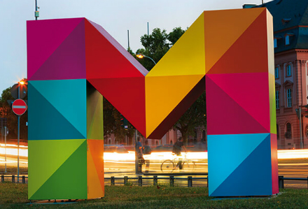 Ein großes buntes M ist das Firmenlogo der Mainzer Stadtwerke AG.