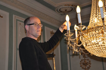 Im Rathaus der Stadt Lippstadt wurden die Kronleuchter mit modernen LED-Lampen bestückt.