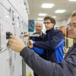 Stadtwerke-Mitarbeiter arbeiten an der Modernisierung der Stromstation.