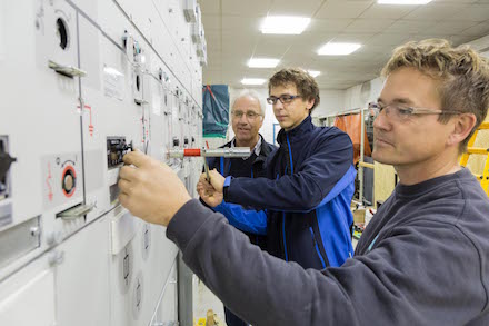 Stadtwerke-Mitarbeiter arbeiten an der Modernisierung der Stromstation.