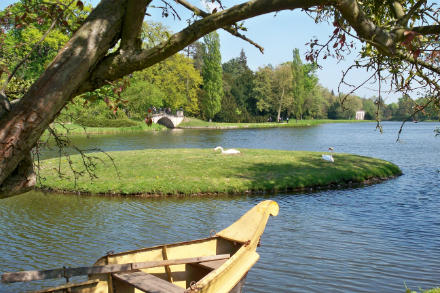 In enger Nachbarschaft: Die Schwaneninsel im Weltkulturerbe Wörlitzer Park und der geplante Windpark in Cowig-Luko.