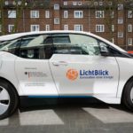 Verzahnung der Sektoren: Ein Elektroauto wird vor dem Lichtblick-Schwarmhaus geladen.