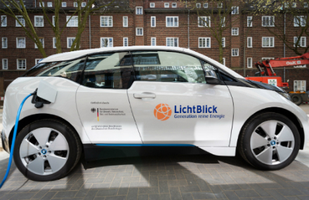 Verzahnung der Sektoren: Ein Elektroauto wird vor dem Lichtblick-Schwarmhaus geladen.