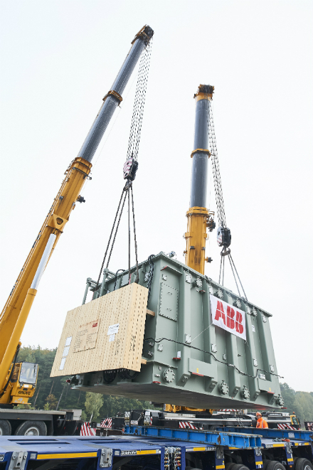 Der ABB-Trafo trifft in Hannover ein.