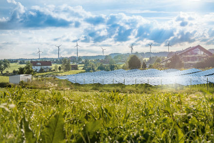 Wildpoldsried im Allgäu: Die Stromerzeugung aus erneuerbaren Energiequellen ist fünfmal höher als der Eigenbedarf des Dorfes. Ein Smart Grid tariert das Netz aus.